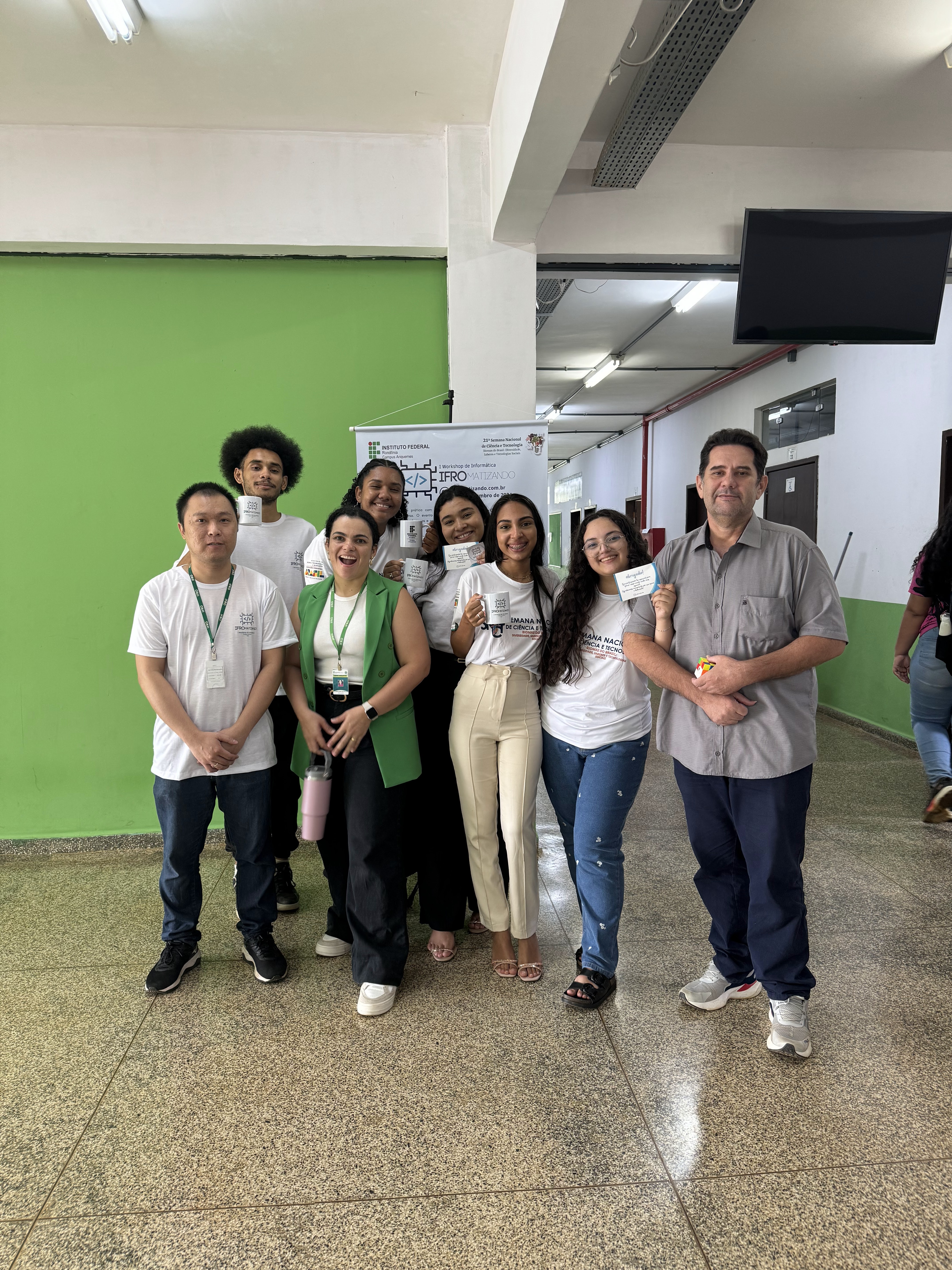 Fotinha na frente do banner