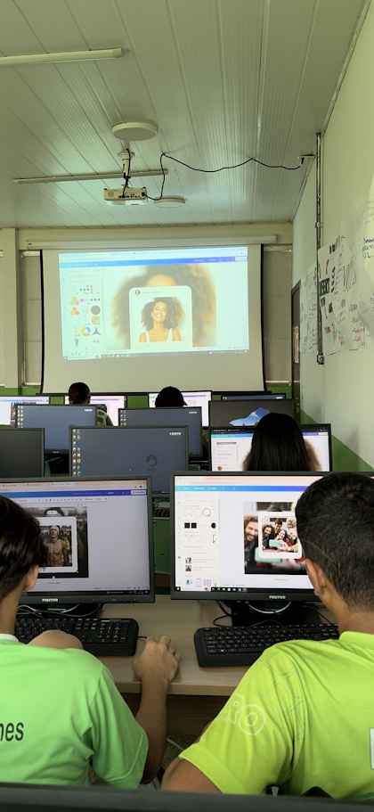 Público reunido no laboratório durante o workshop